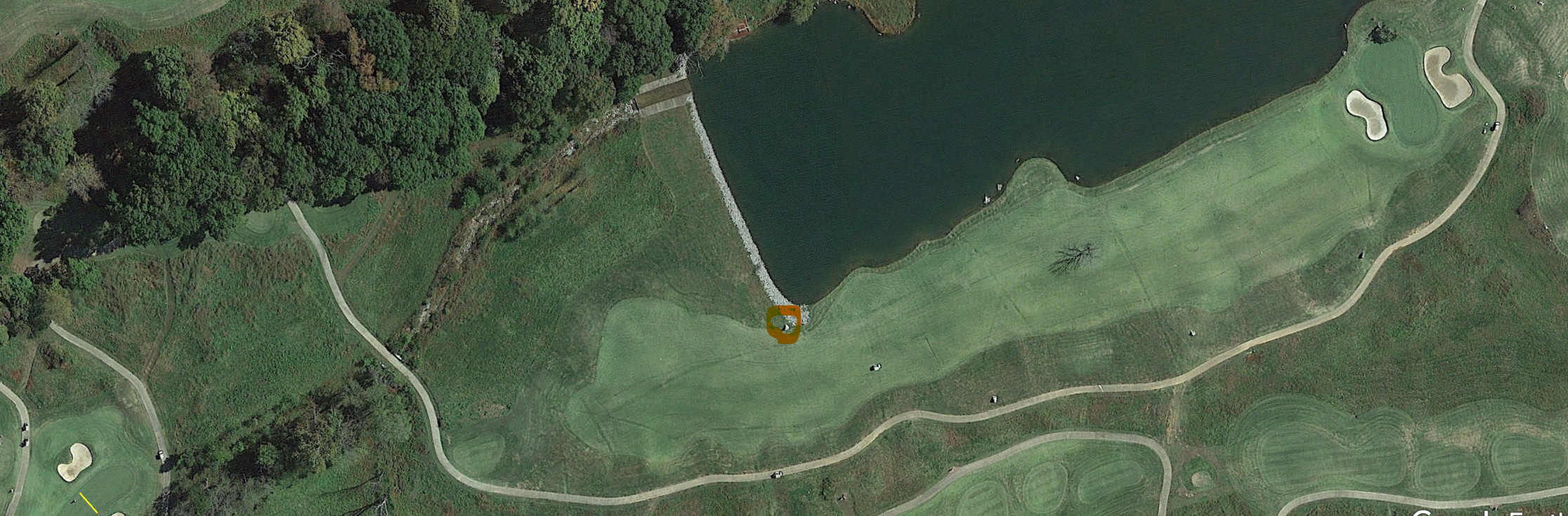 An overhead view of the seventeenth hole at GreyStone Golf Club